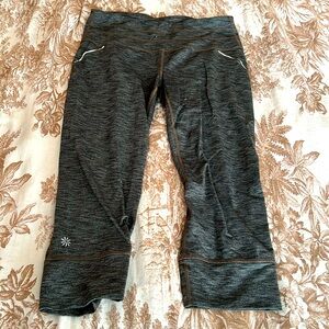 Athletica Capris. Grey.